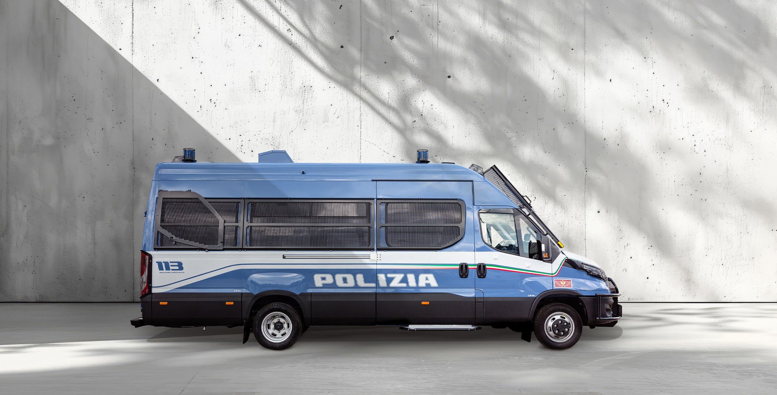 Defense and security vehicle for people transport (8 +2 seats)