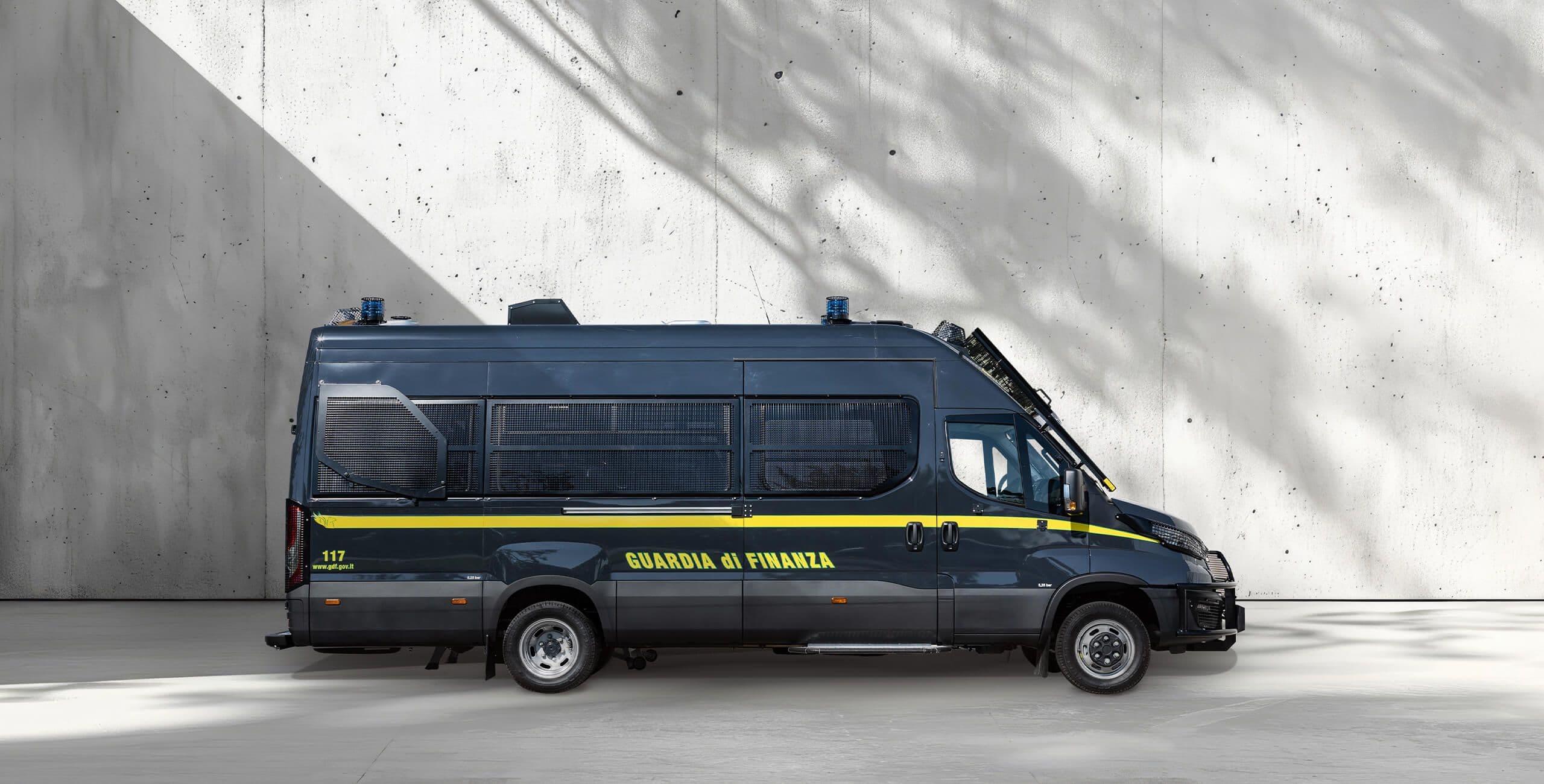 Veicolo ordine pubblico van 8 + 2 posti Veicolo ordine pubblico van 8 + 2 posti